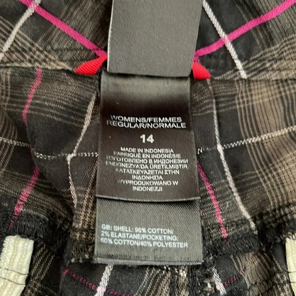 THE NORTH FACE Plaid Bermuda Style Shorts Black Pink Hike Gorpcore Granola 14 - Picture 8 of 12